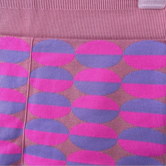 Fabletics Vanessa Hudgens patterned Seamless High-Waisted 9'' Short size small - Picture 4 of 10